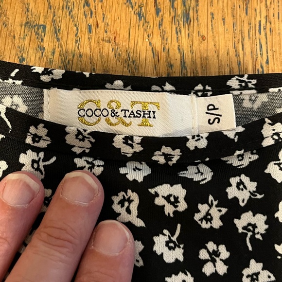 COCO & TASHI – Black floral blouse, size S/P - Picture 2 of 9